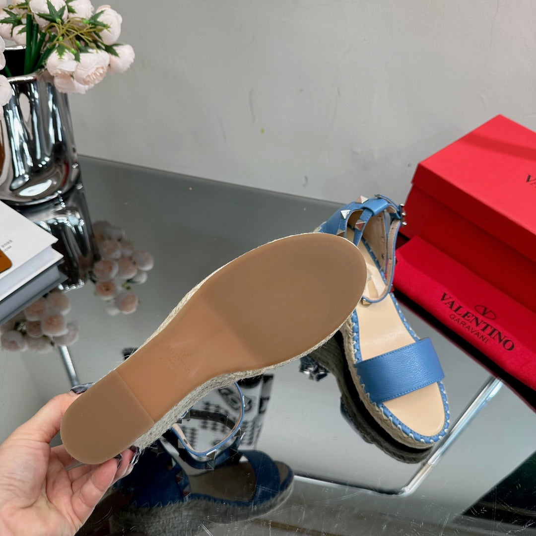 ROCKSTUD WEDGE 85 MM IN ROYAL BLUE CALFSKIN