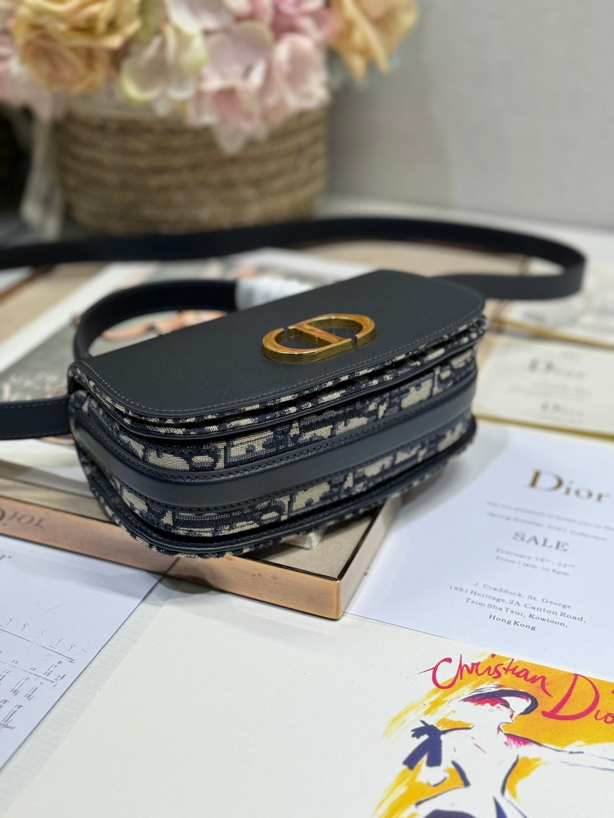DIOR SMALL 19 MONTAIGNE AVENUE TOP HANDLE BAG BLUE OBLIQUE JACQUARD AND BLACK SMOOTH CALFSKIN 221158