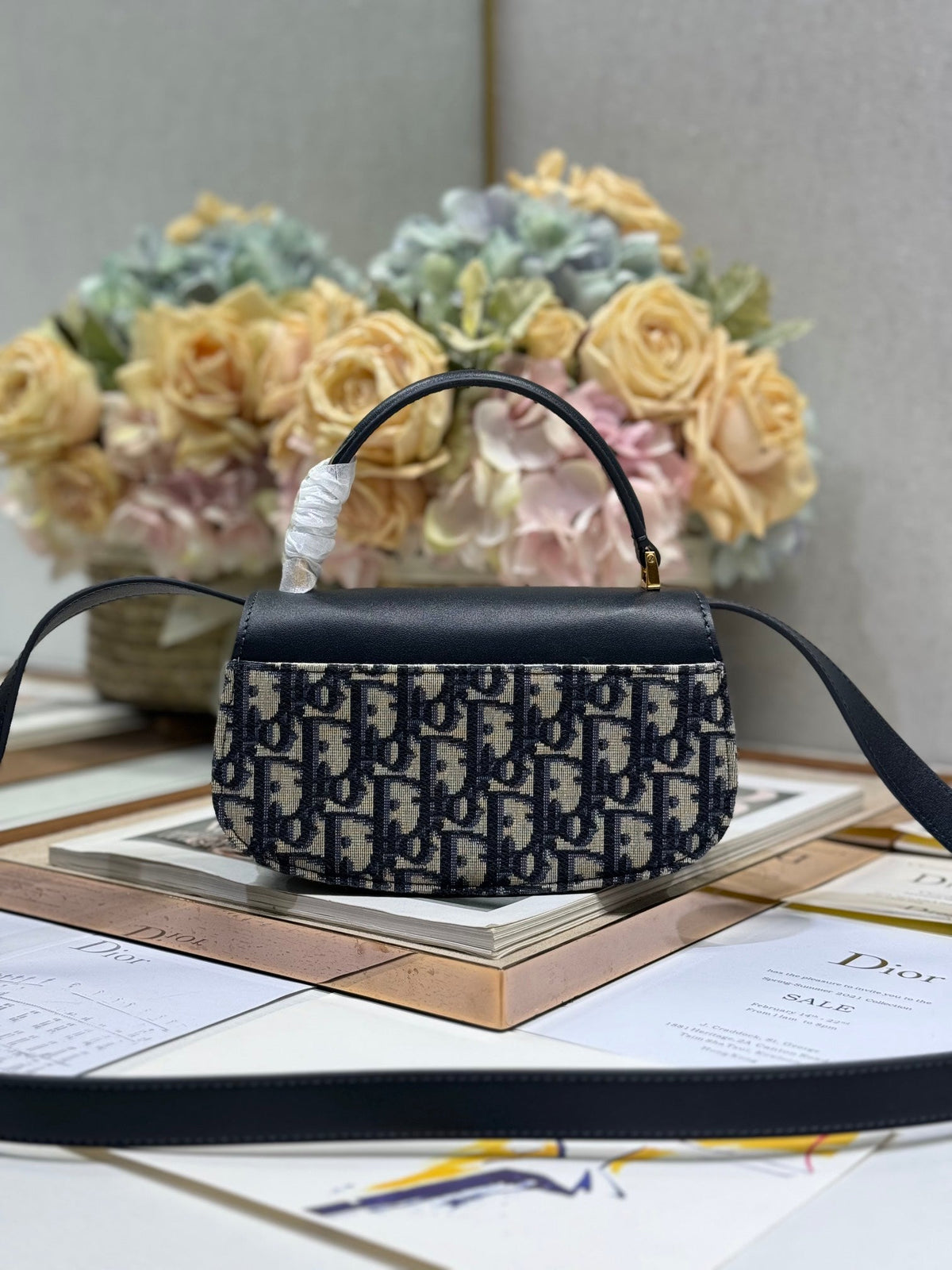 DIOR SMALL 19 MONTAIGNE AVENUE TOP HANDLE BAG BLUE OBLIQUE JACQUARD AND BLACK SMOOTH CALFSKIN 221158