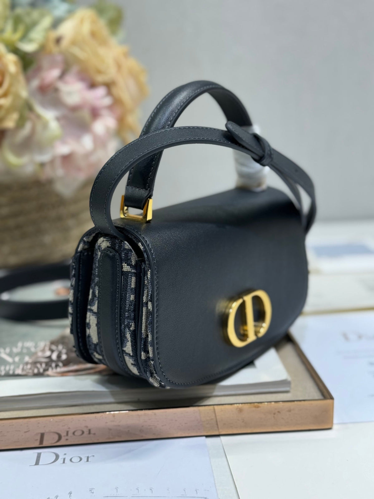 DIOR SMALL 19 MONTAIGNE AVENUE TOP HANDLE BAG BLUE OBLIQUE JACQUARD AND BLACK SMOOTH CALFSKIN 221158