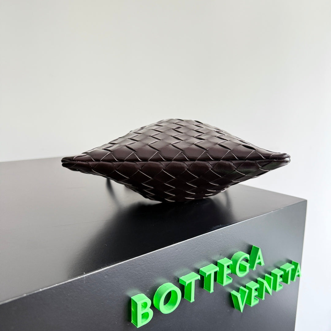 BOTTEGA VENETA SMALL DUSTBAG 21 IN DARK BROWN LAMBSKIN