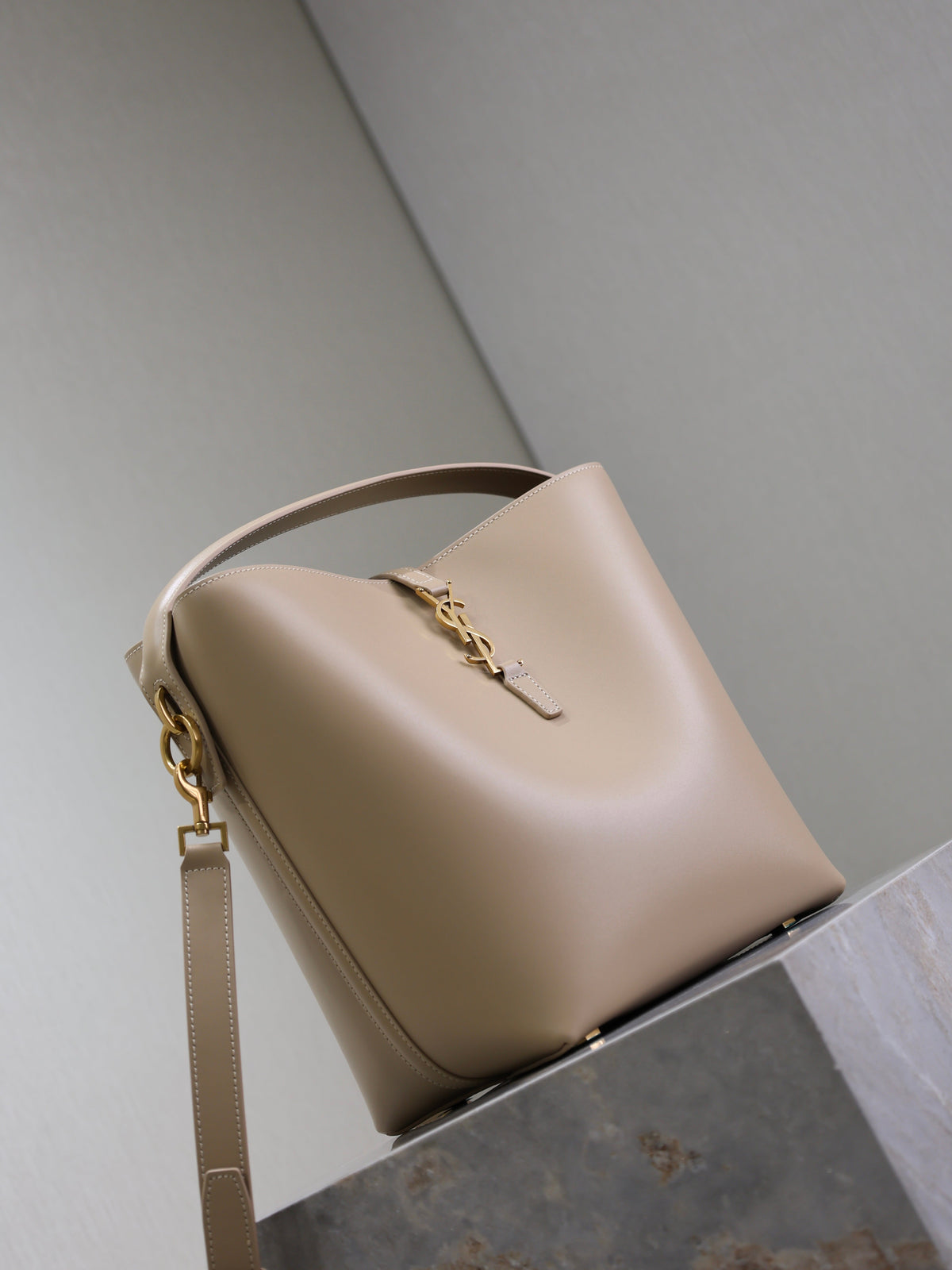 SAINT LAURENT YSL 25S LE 5 À 7 BUCKET 26 IN NUDE CALFSKIN GOLD HARDWRE