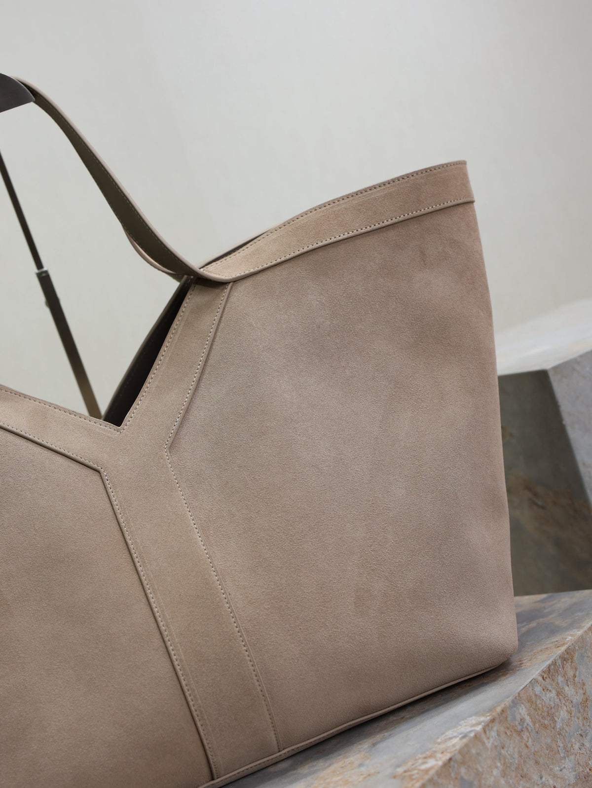 SAINT LAURENT YSL 25S Y MAXI TOTE 50 IN DRY GRAIN SUEDE GOLD HARDWARE