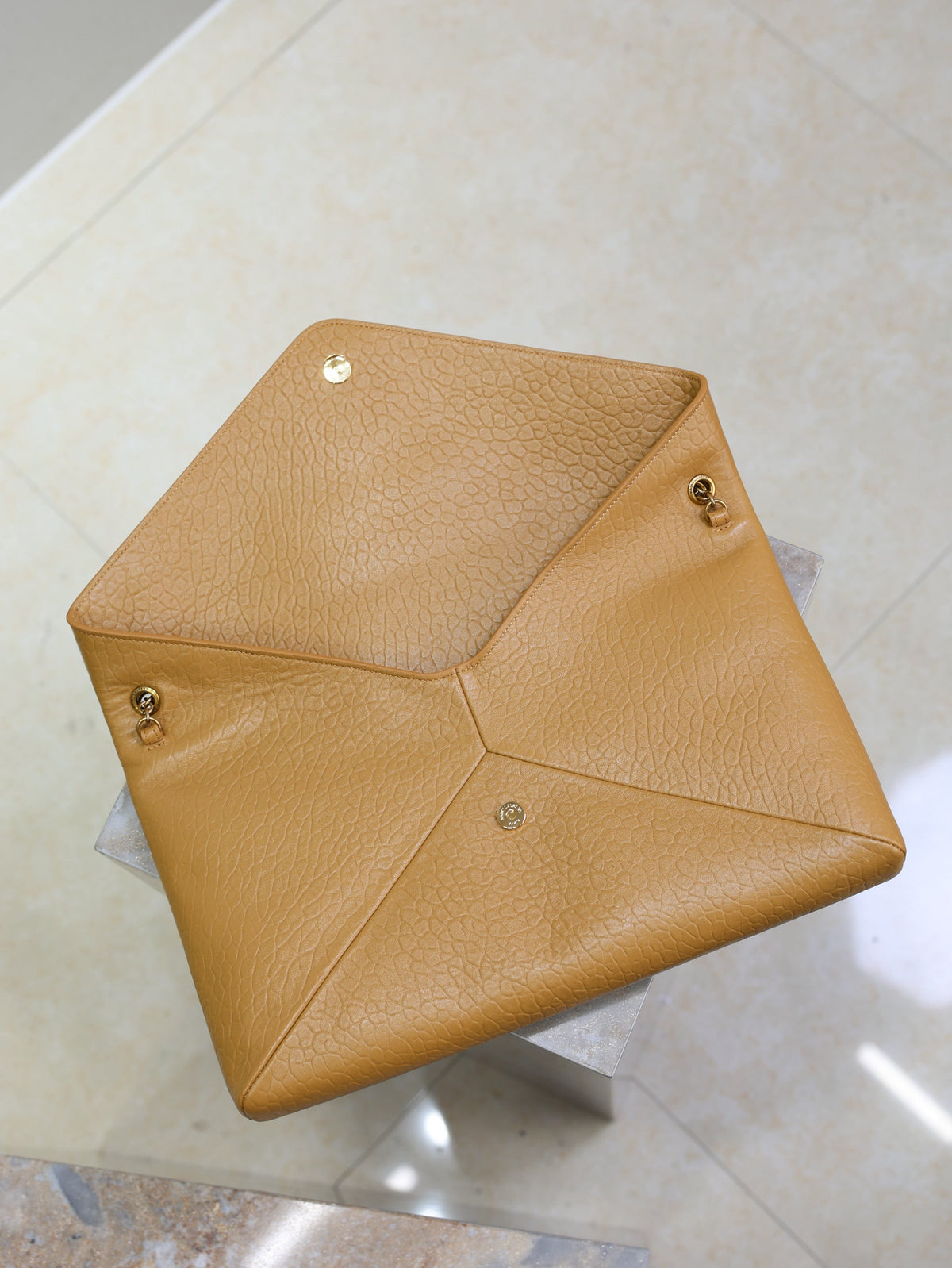SAINT LAURENT YSL 25S CASSANDRE ENVELOPE MESSENGER 35 IN GOLDEN BROWN LAMBSKIN GOLD HARDWRE