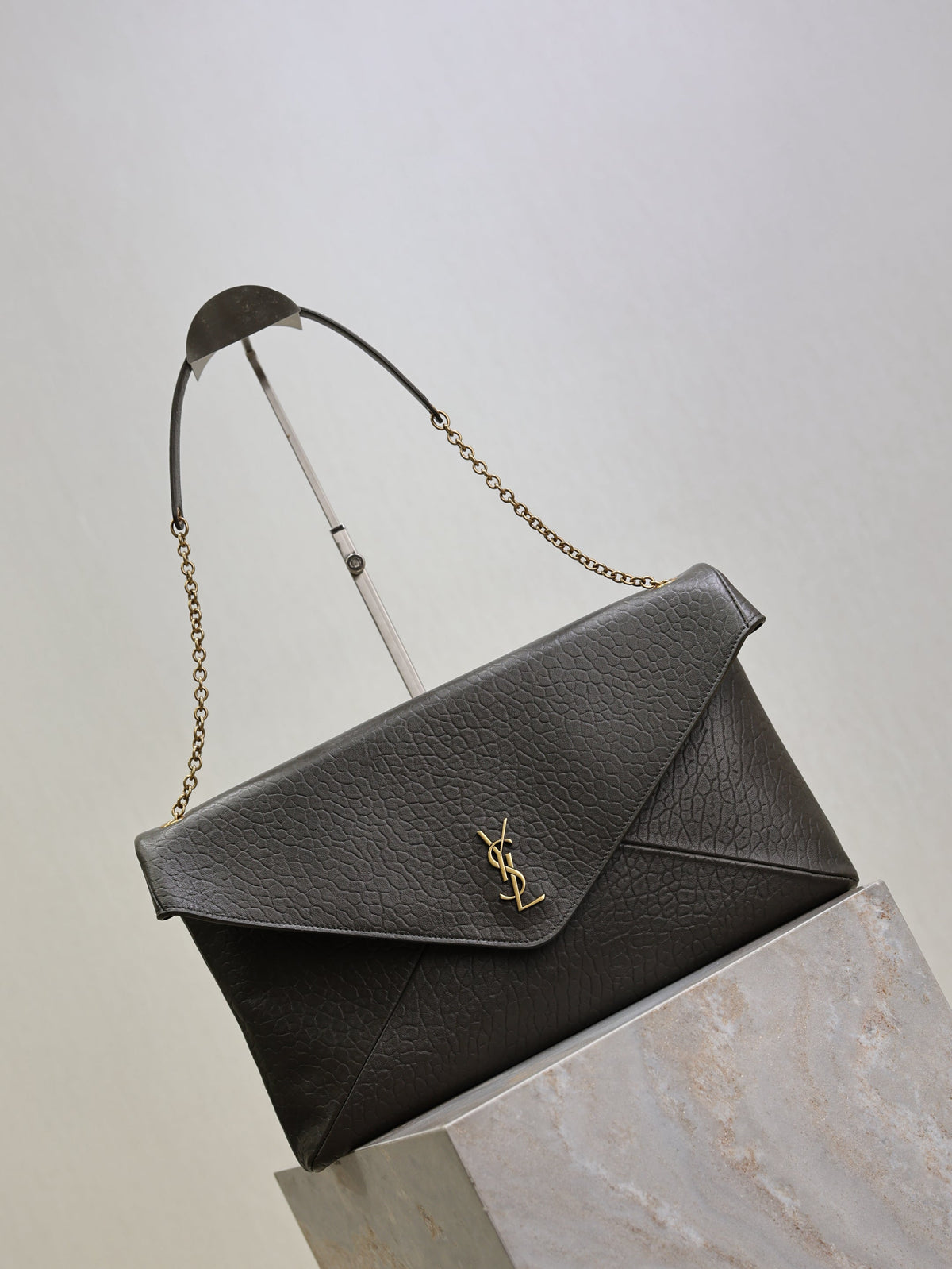 SAINT LAURENT YSL 25S CASSANDRE ENVELOPE MESSENGER 35 IN LIGHT MUSK LAMBSKIN GOLD HARDWRE
