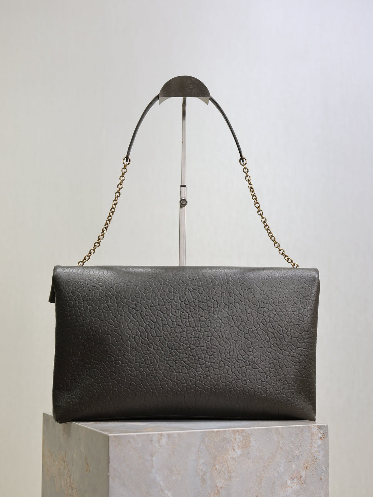 SAINT LAURENT YSL 25S CASSANDRE ENVELOPE MESSENGER 35 IN LIGHT MUSK LAMBSKIN GOLD HARDWRE
