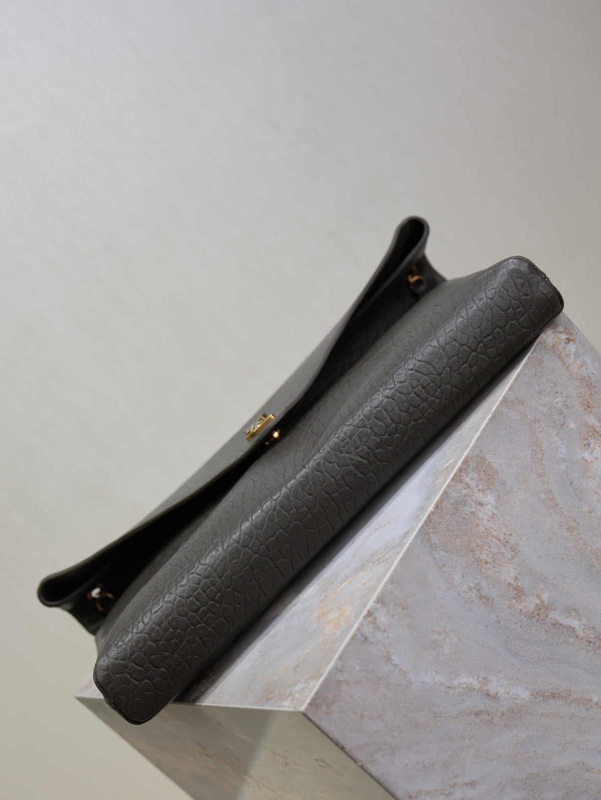 SAINT LAURENT YSL 25S CASSANDRE ENVELOPE MESSENGER 35 IN LIGHT MUSK LAMBSKIN GOLD HARDWRE