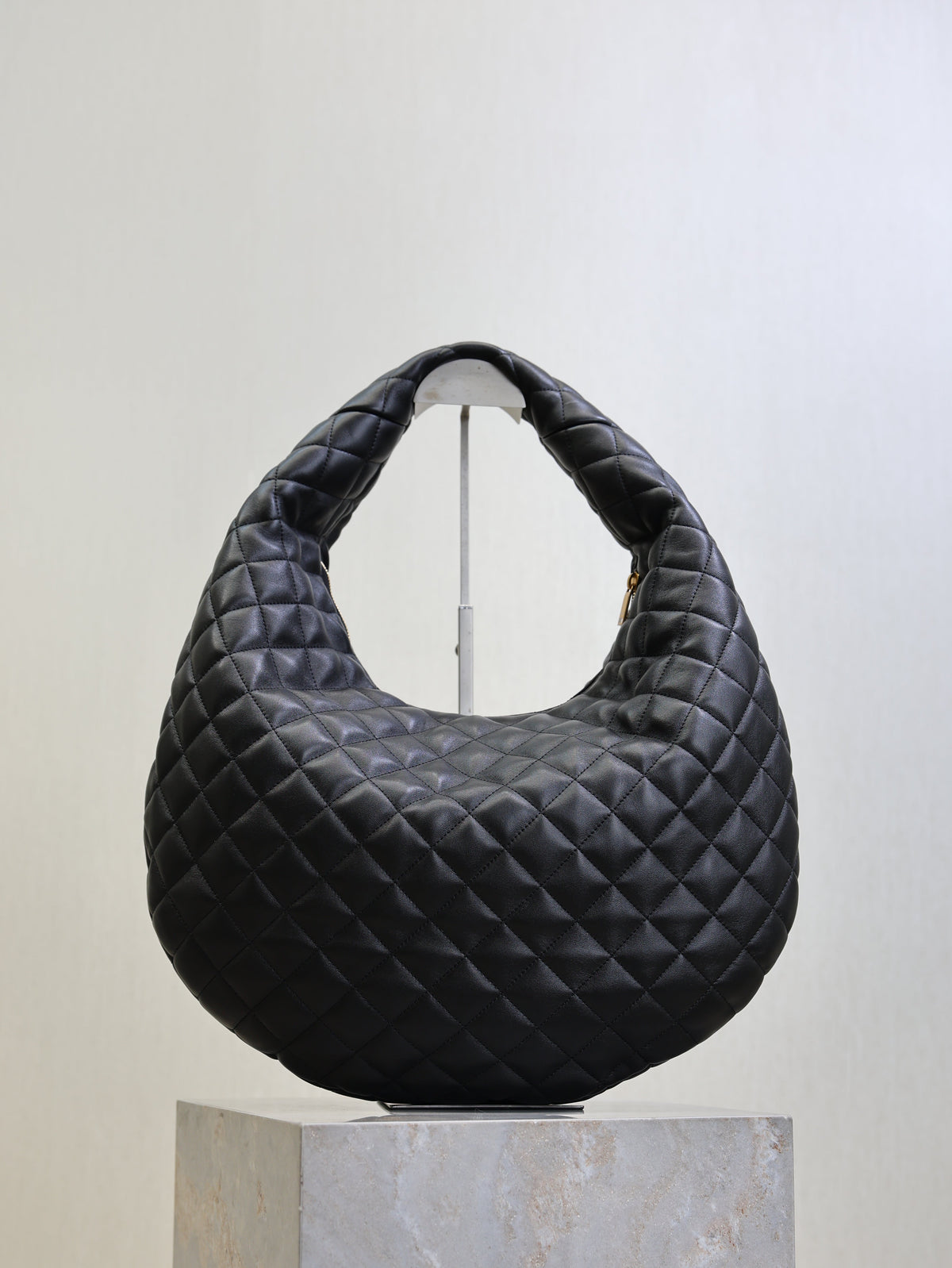 SAINT LAURENT YSL 25S ICARE HOBO 44 IN BLACK QUILTED CALFSKIN GOLD HARDWARE