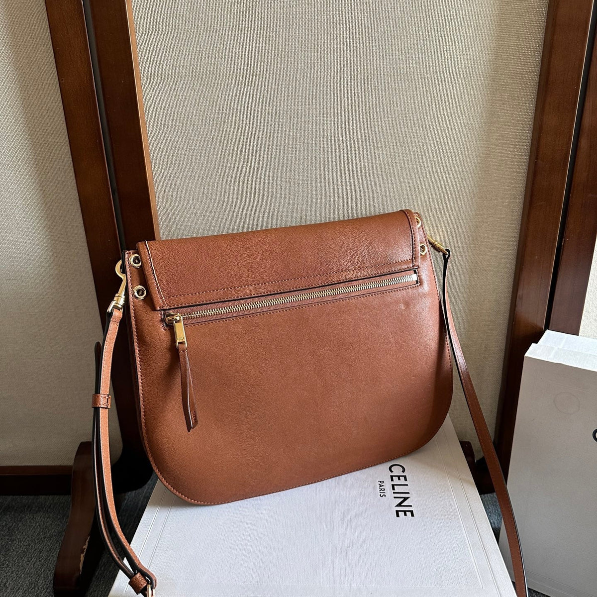 CELINE 25S BESACE SOFT TRIOMPHE 32MM IN BROWN SUPPLE SHINY LAMBSKIN