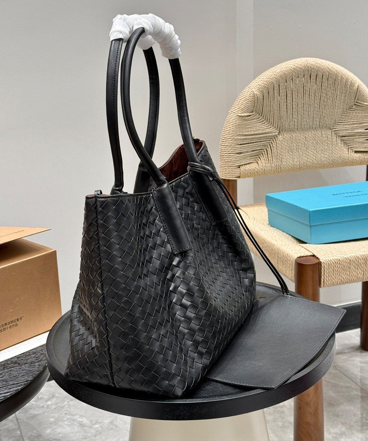 BOTTEGA VENETA PINACOTECA TOTE BAG 38 IN BLACK CALFSKIN