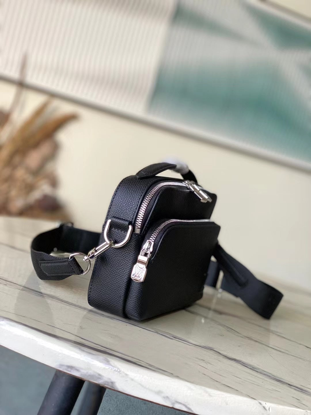 LOUIS VUITTON AVENUE MESSENGER 22 IN BLACK CALFSKIN