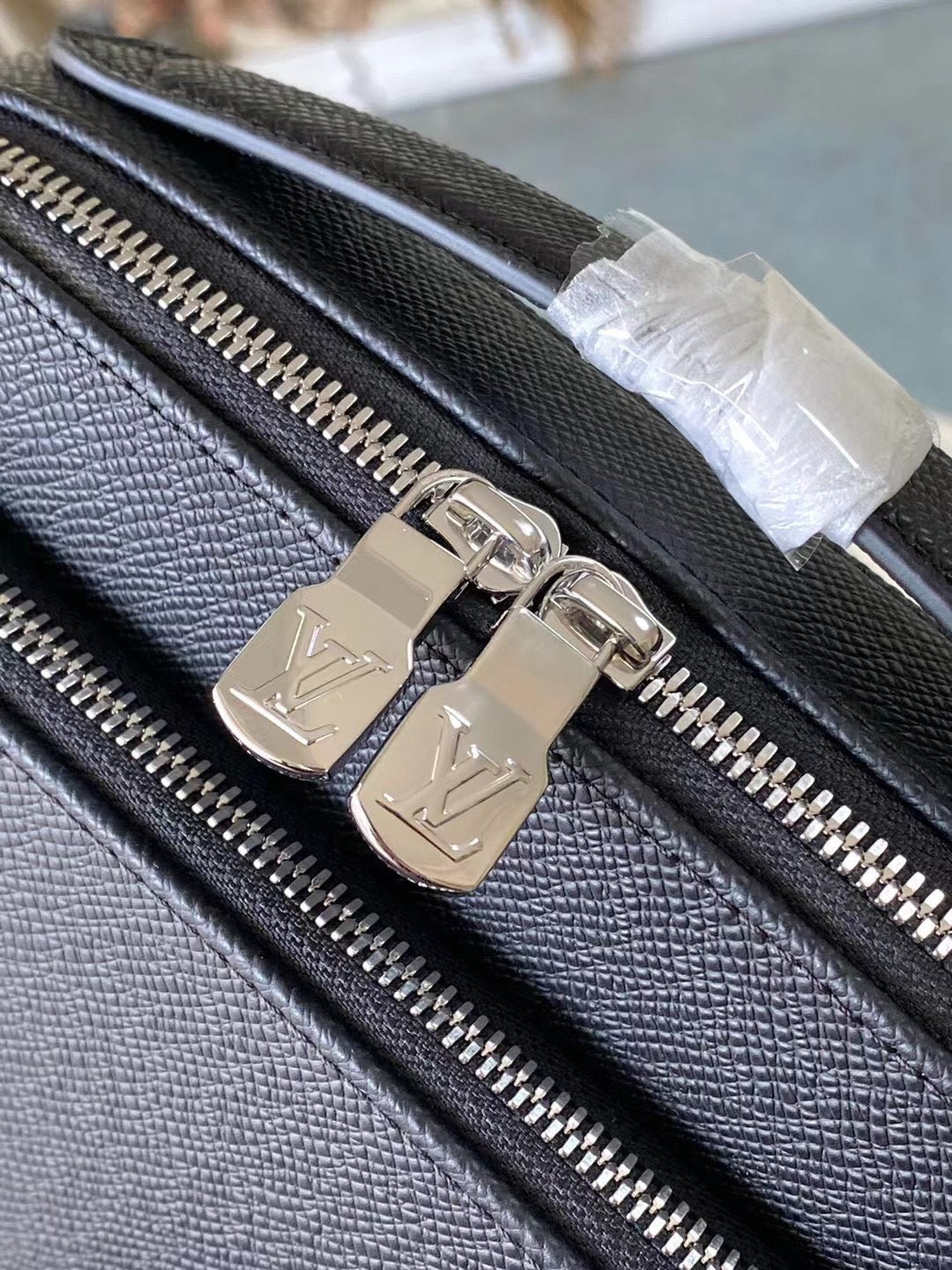 LOUIS VUITTON AVENUE MESSENGER 22 IN BLACK CALFSKIN
