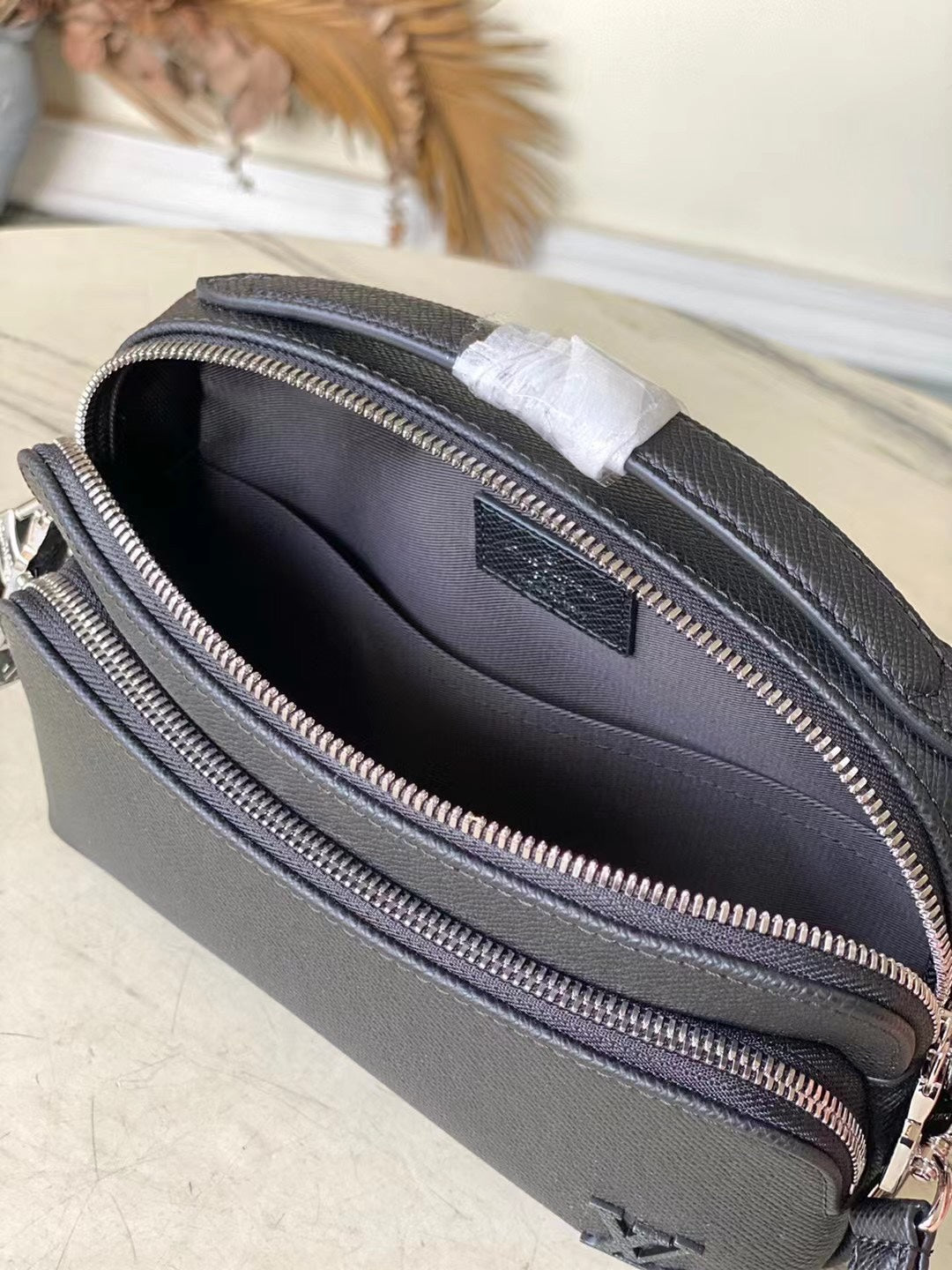 LOUIS VUITTON AVENUE MESSENGER 22 IN BLACK CALFSKIN