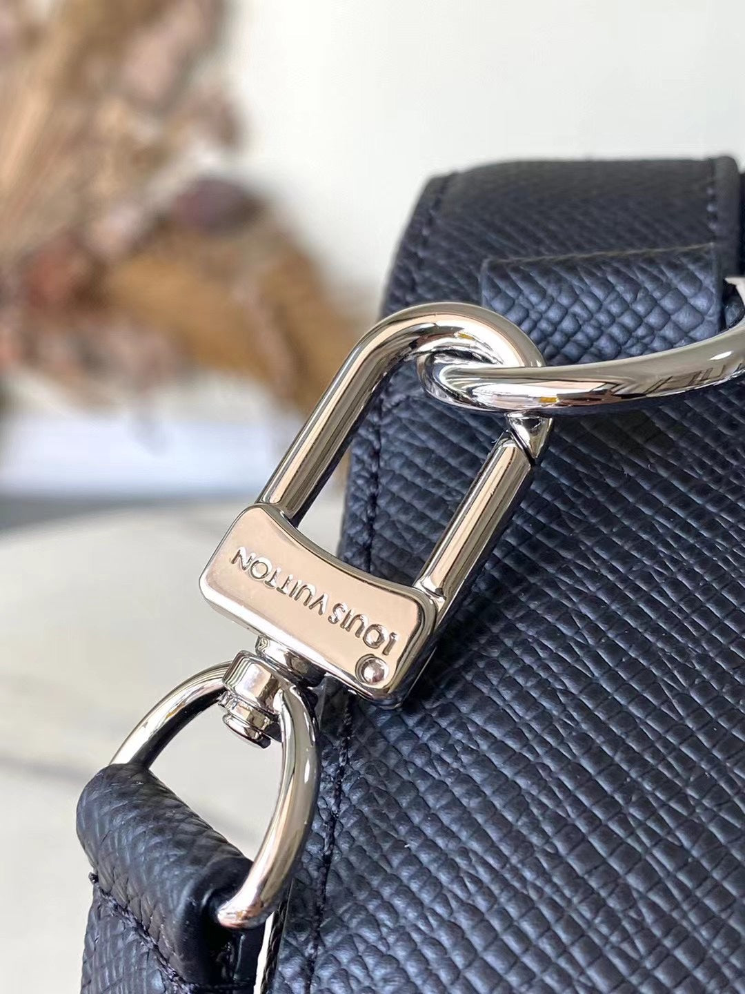 LOUIS VUITTON AVENUE MESSENGER 22 IN BLACK CALFSKIN