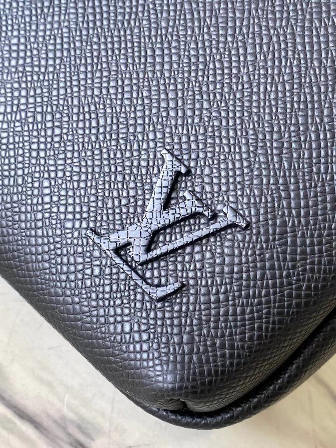 LOUIS VUITTON AVENUE MESSENGER 22 IN BLACK CALFSKIN