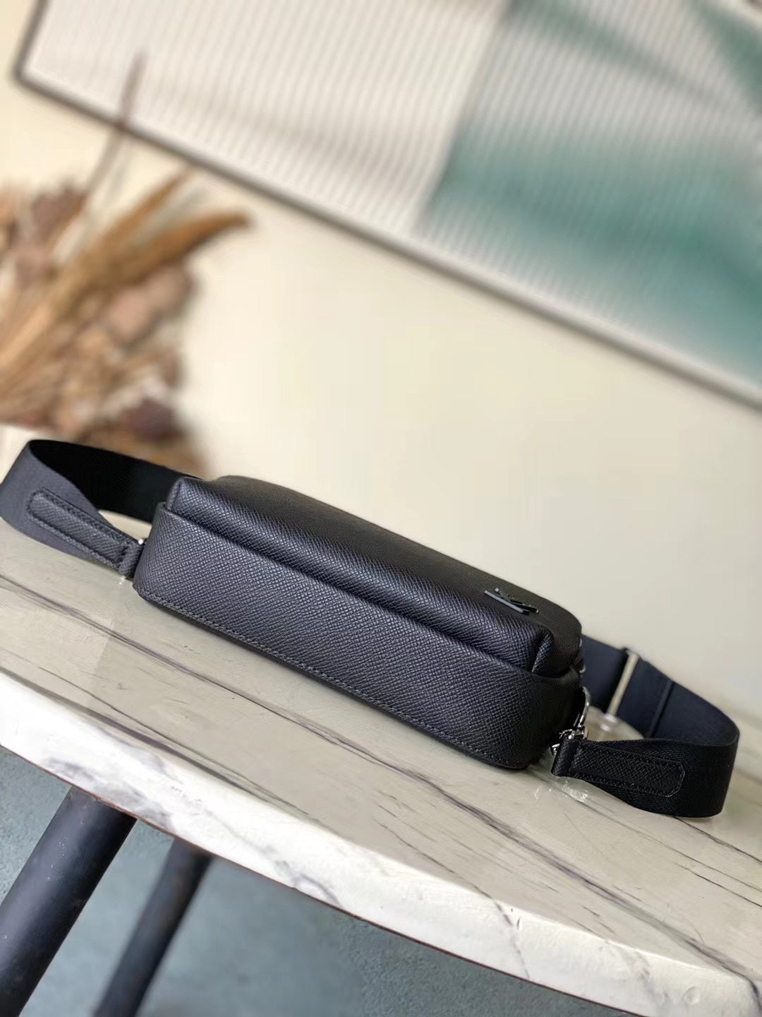LOUIS VUITTON AVENUE MESSENGER 22 IN BLACK CALFSKIN