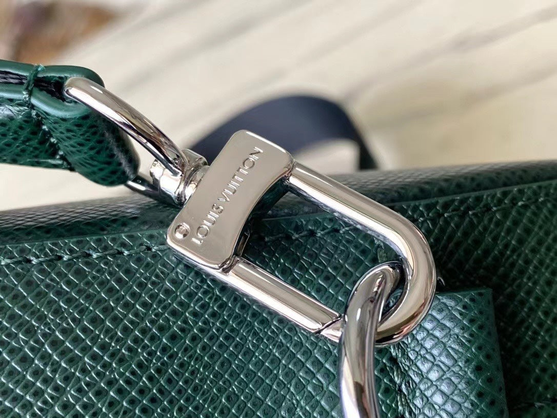 LOUIS VUITTON AVENUE MESSENGER 22 IN FOREST GREEN CALFSKIN
