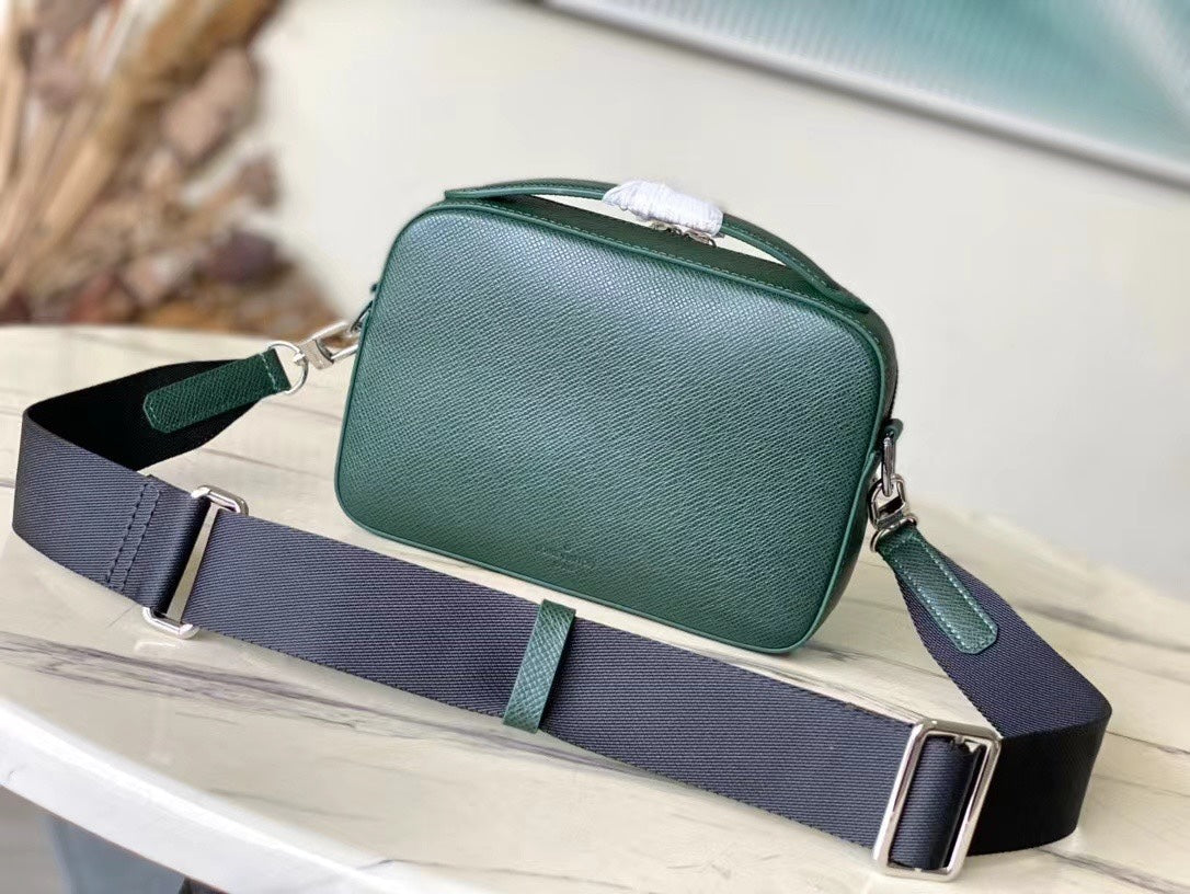 LOUIS VUITTON AVENUE MESSENGER 22 IN FOREST GREEN CALFSKIN
