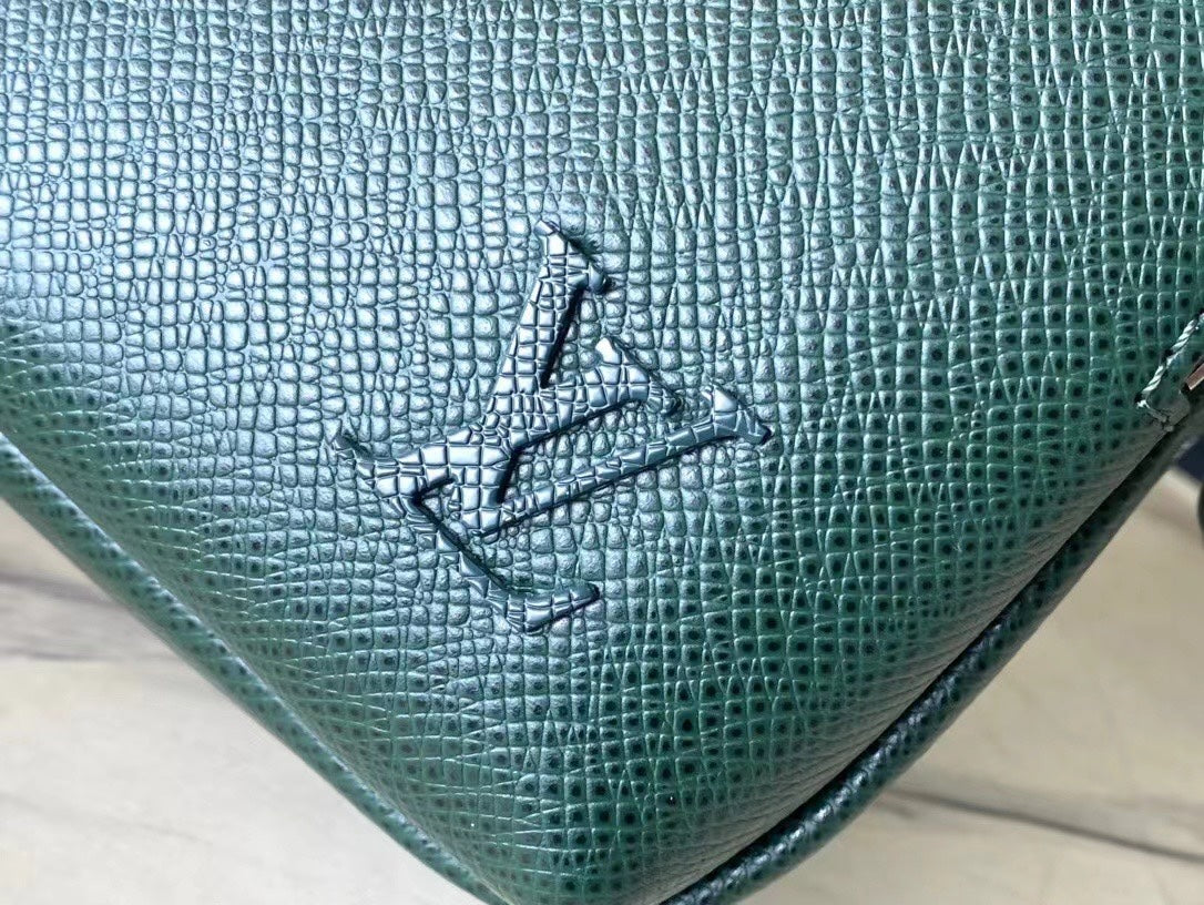 LOUIS VUITTON AVENUE MESSENGER 22 IN FOREST GREEN CALFSKIN
