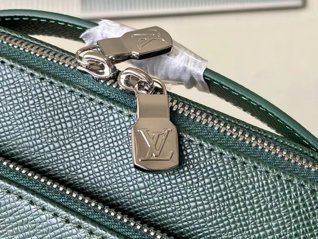 LOUIS VUITTON AVENUE MESSENGER 22 IN FOREST GREEN CALFSKIN