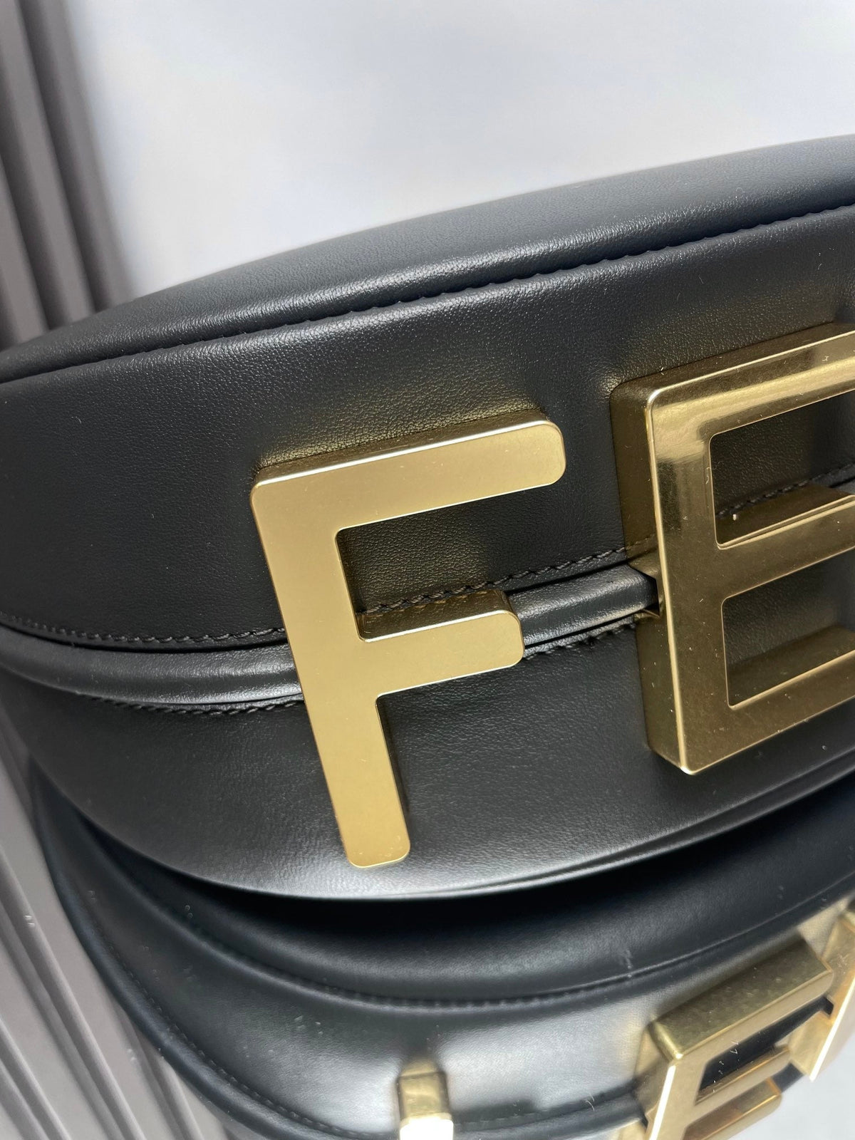 FENDI FENDIGRAPHY MEDIUM 29 IN BLACK SMOOTH LAMBSKIN GOLD HARDWARE