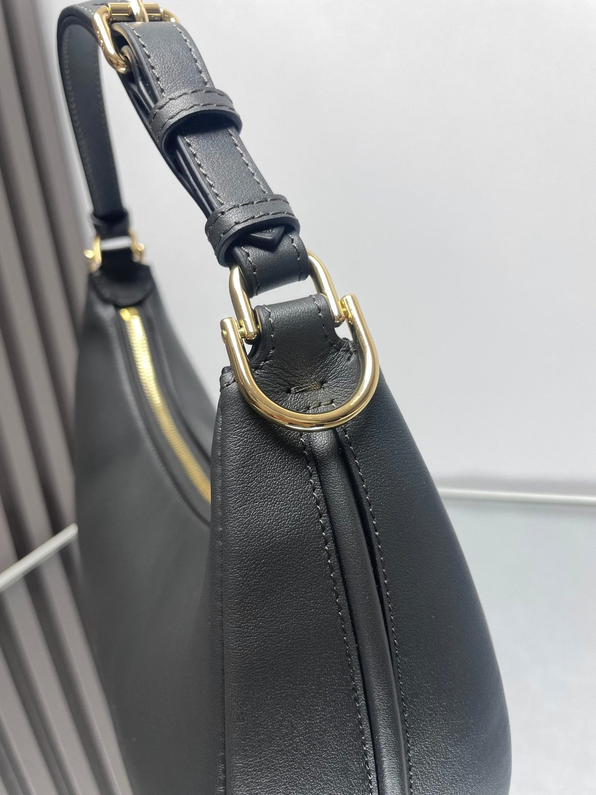 FENDI FENDIGRAPHY MEDIUM 29 IN BLACK SMOOTH LAMBSKIN GOLD HARDWARE
