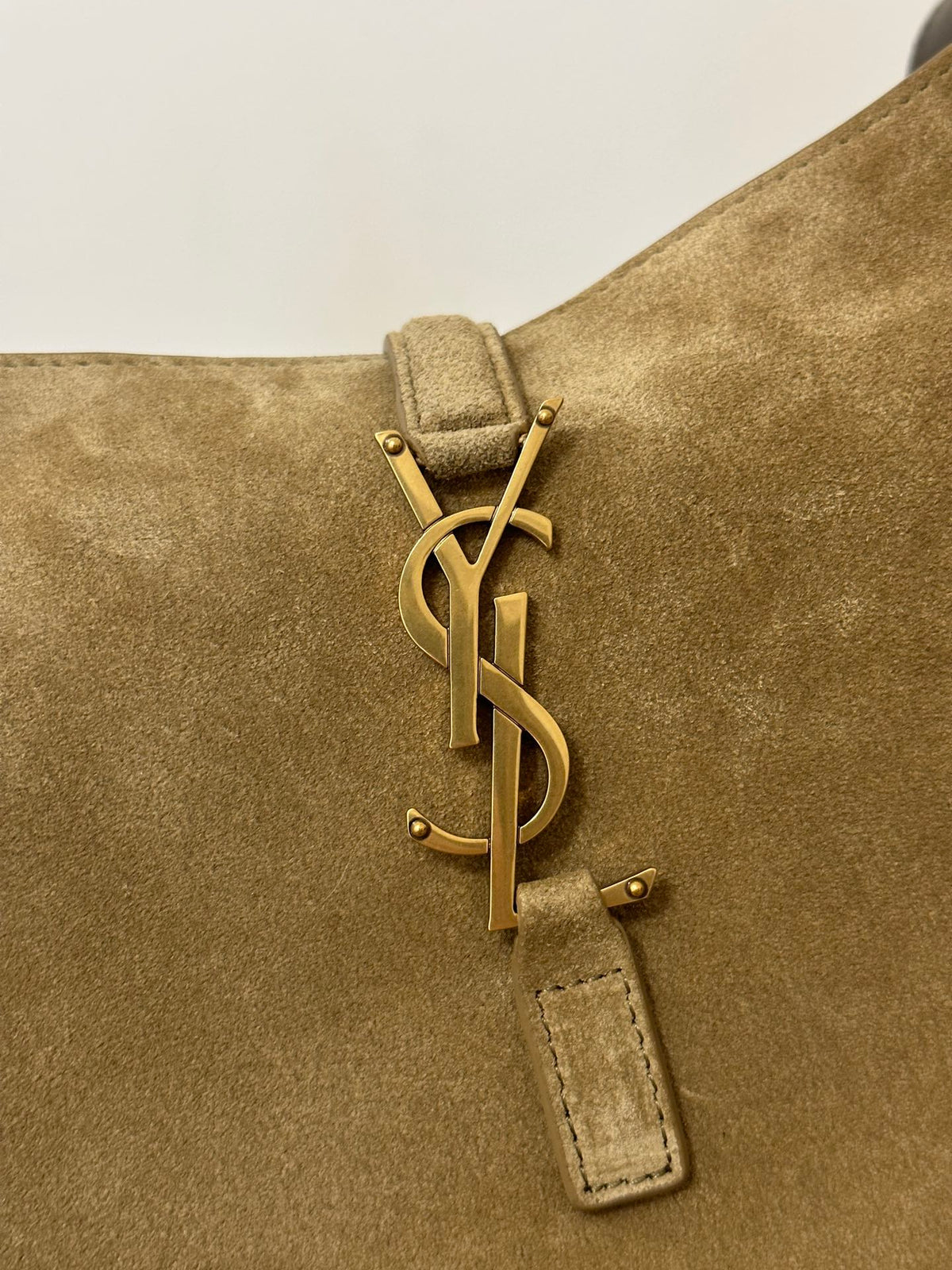 SAINT LAURENT LE 5 À 7 SUPPLE SMALL 22 IN PEANUT BROWN SUEDE