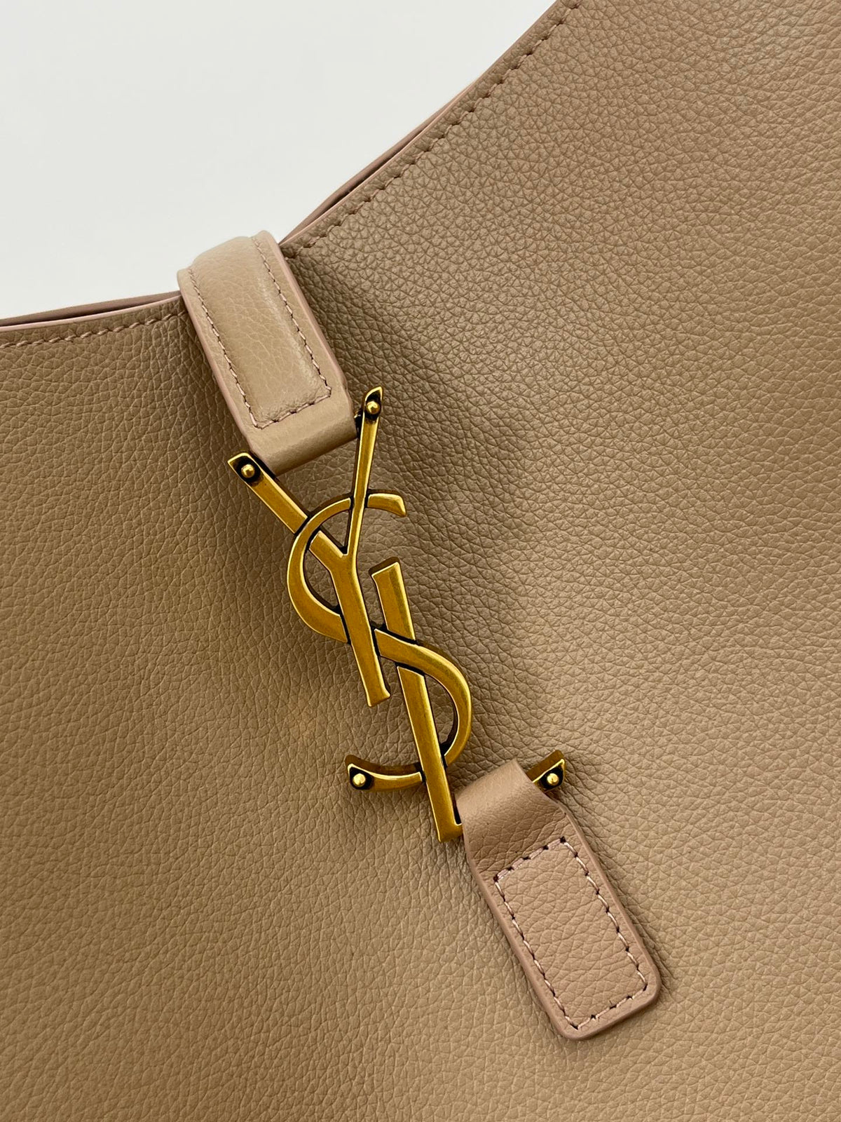 SAINT LAURENT LE 5 À 7 LARGE SUPPLE 31 IN LIGHT BROWN GRAINED CALFSKIN