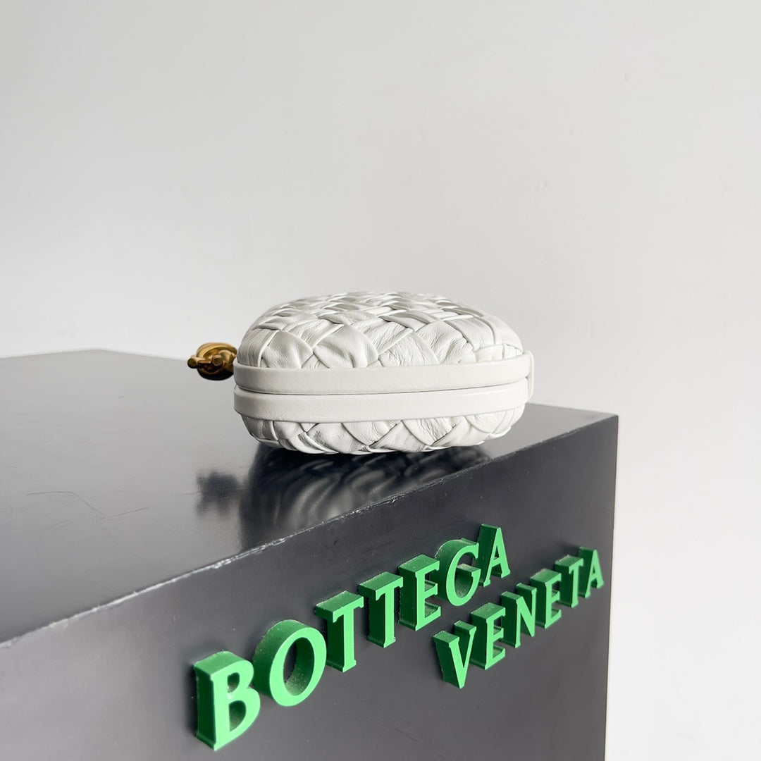 BOTTEGA VENETA CLASSIC KNOT 20 IN WHITE LAMBSKIN