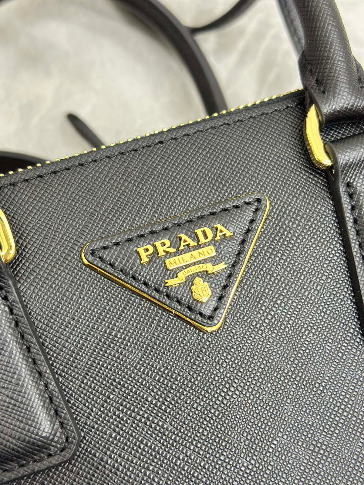 PRADA 25S GALLERIA MEDIUM BAG 20 IN BLACK CALFSKIN GOLD HARDWARE