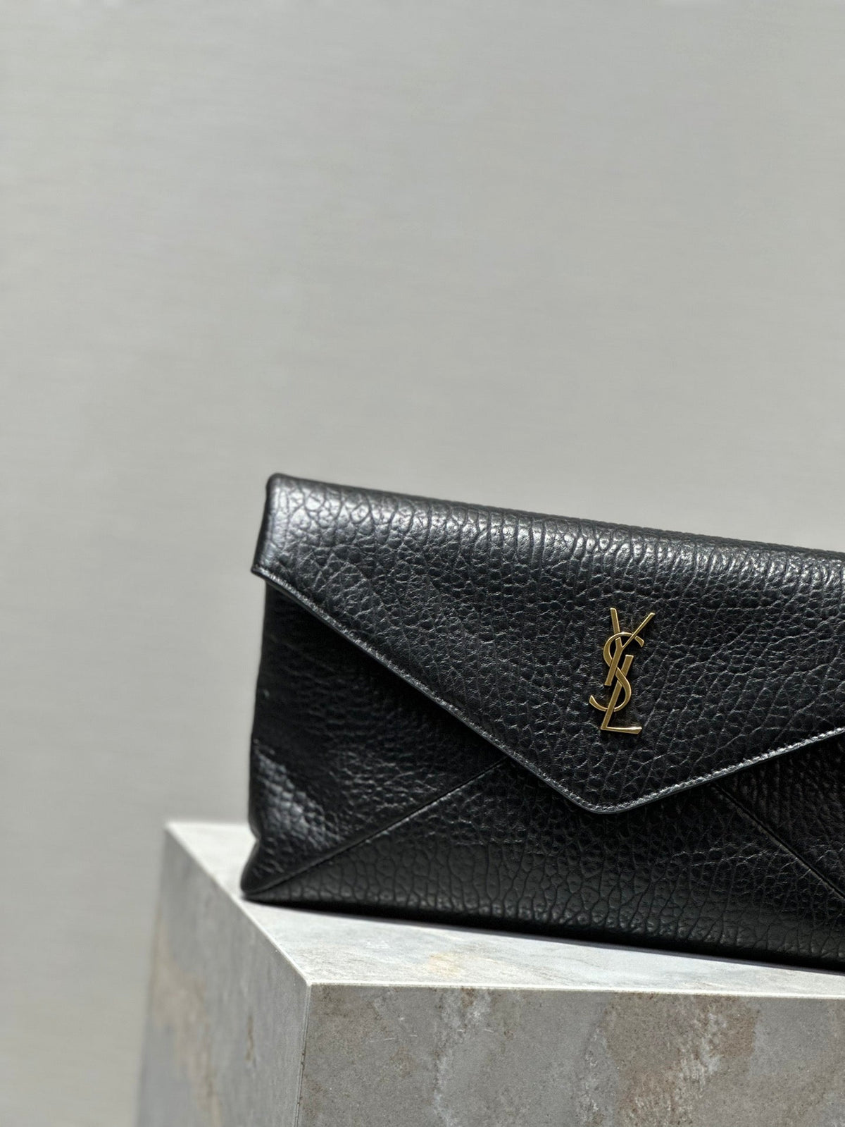 SAINT LAURENT ENVELOPE CLUTCH 29 IN BLACK LAMBSKIN COPPER LOGO