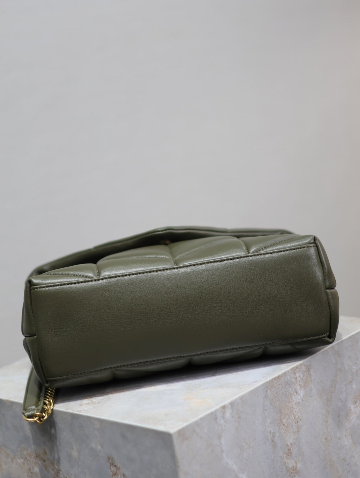 SAINT LAURENT YSL 25S LOULOU PUFFER MM 29 IN DARK OLIVE CALFSKIN GOLD HARDWARE