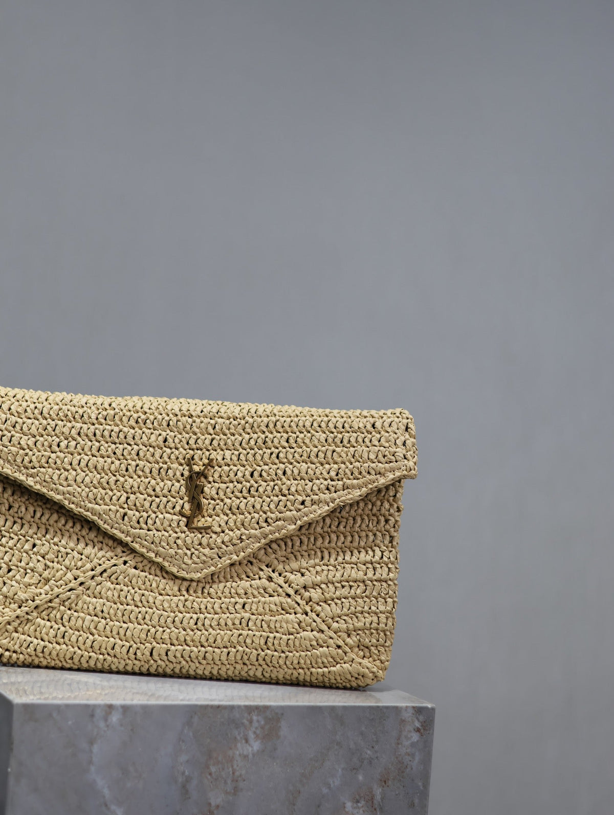 SAINT LAURENT ENVELOPE CLUTCH 29 IN BEIGE RAFFIA