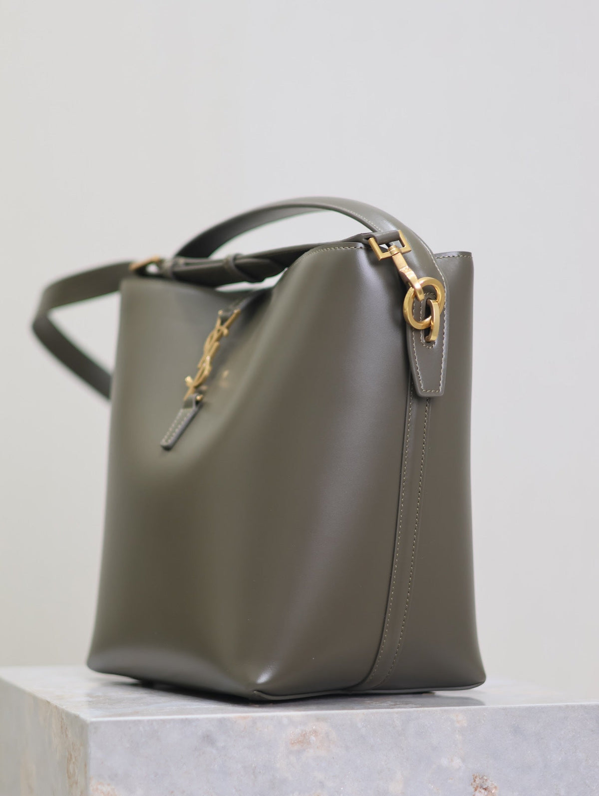 SAINT LAURENT YSL 25S LE 5 À 7 BUCKET 26 IN DARK OLIVE CALFSKIN GOLD HARDWRE