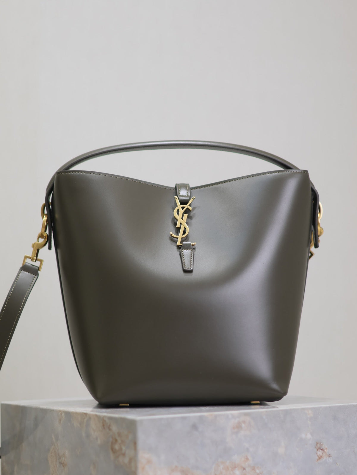SAINT LAURENT YSL 25S LE 5 À 7 BUCKET 26 IN DARK OLIVE CALFSKIN GOLD HARDWRE