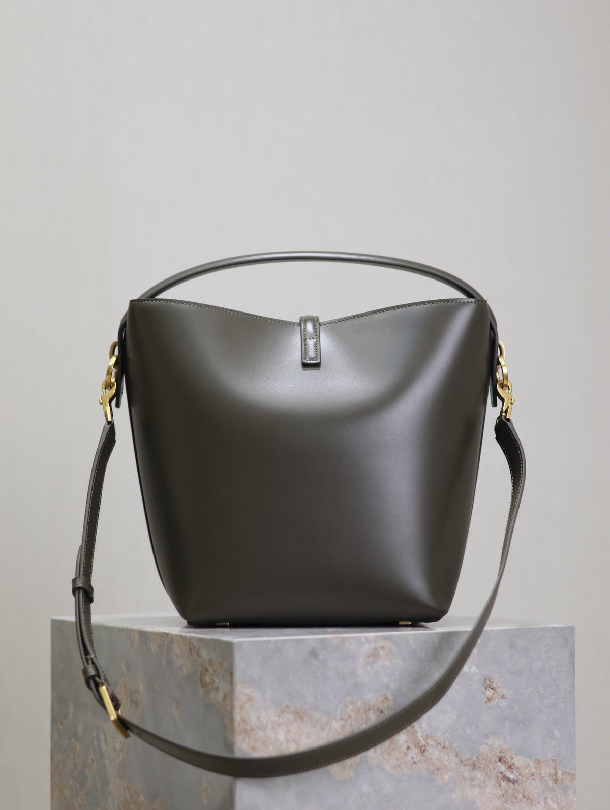 SAINT LAURENT YSL 25S LE 5 À 7 BUCKET 26 IN DARK OLIVE CALFSKIN GOLD HARDWRE