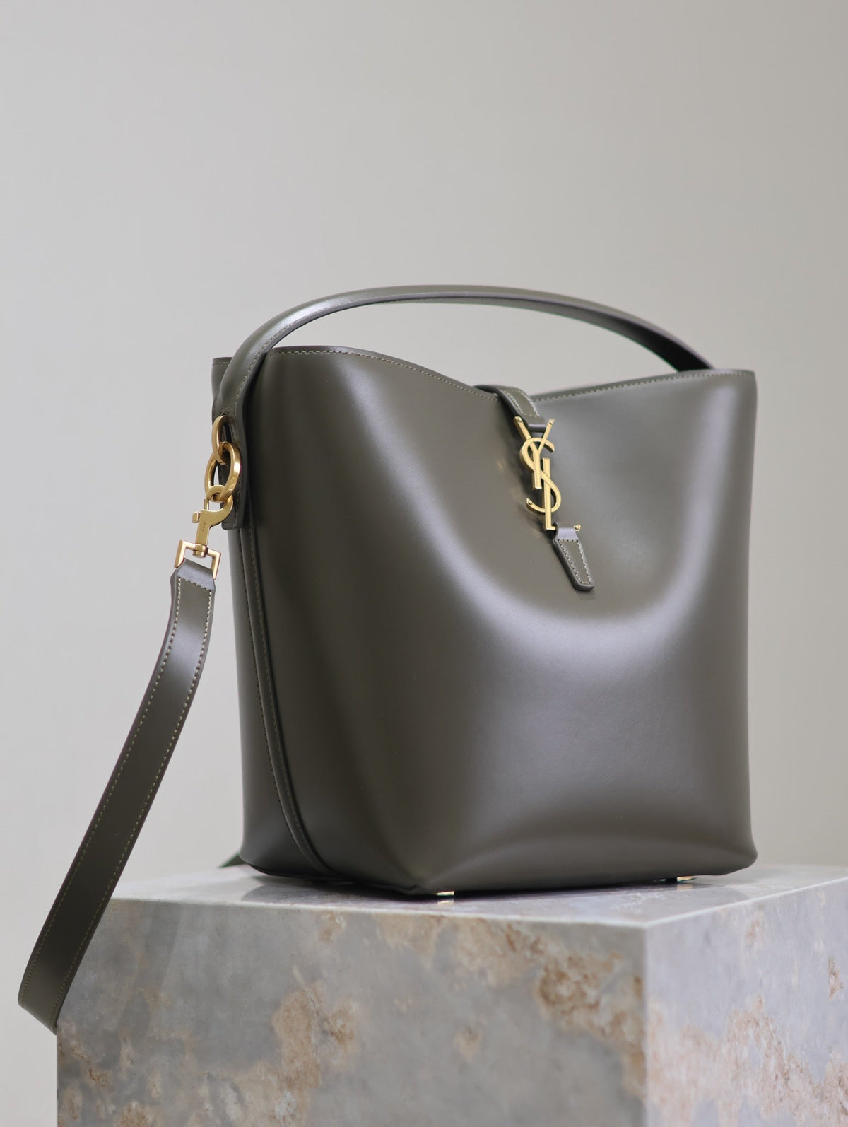 SAINT LAURENT YSL 25S LE 5 À 7 BUCKET 26 IN DARK OLIVE CALFSKIN GOLD HARDWRE