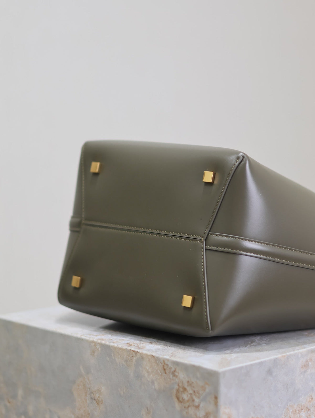 SAINT LAURENT YSL 25S LE 5 À 7 BUCKET 26 IN DARK OLIVE CALFSKIN GOLD HARDWRE
