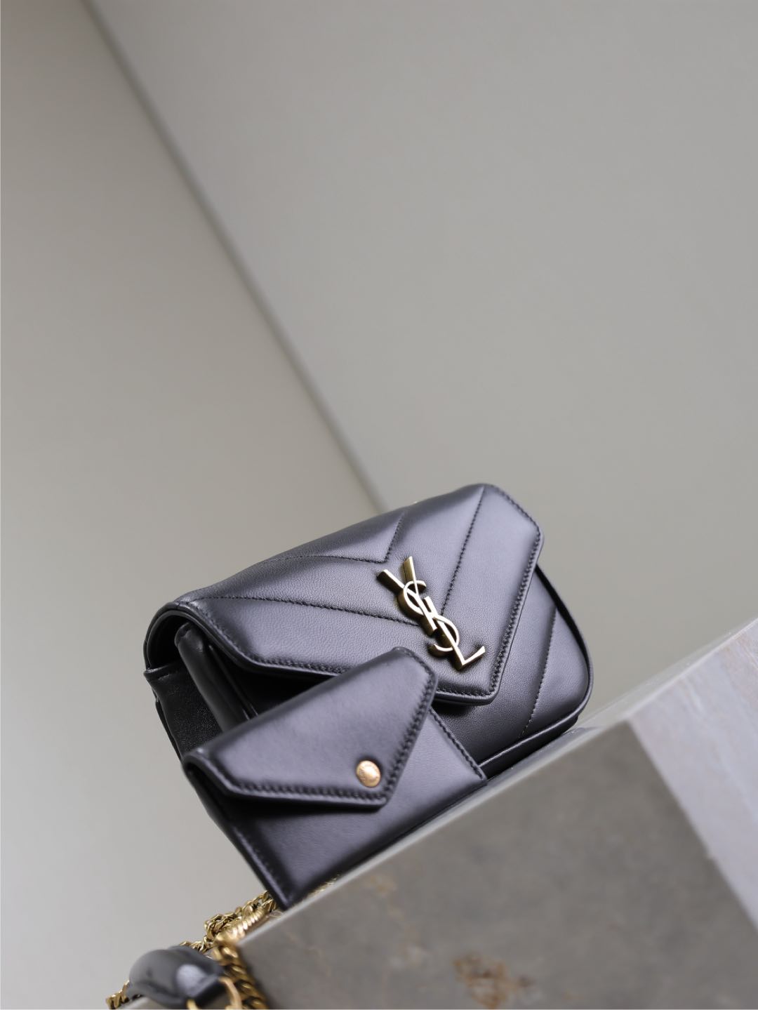 SAINT LAURENT LOULOU MINI 20 IN BLACK SHEEPSKIN GOLD HARDWARE