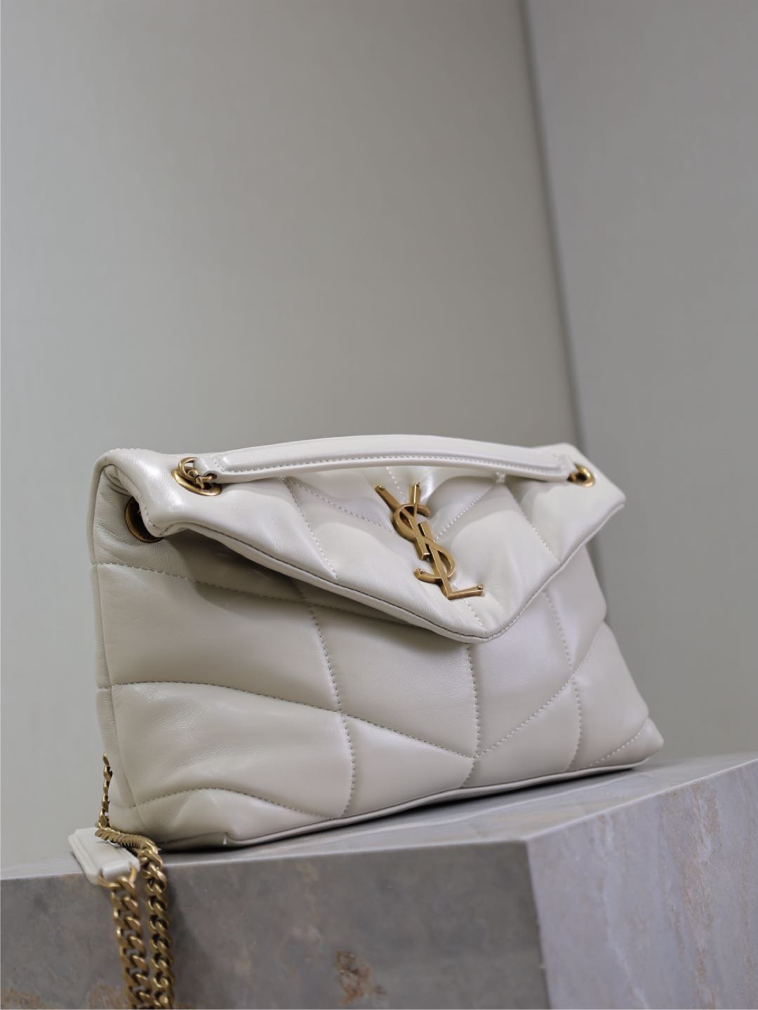 SAINT LAURENT YSL 25S LOULOU PUFFER MM 29 IN BLANC VINTAGE CALFSKIN GOLD HARDWRE
