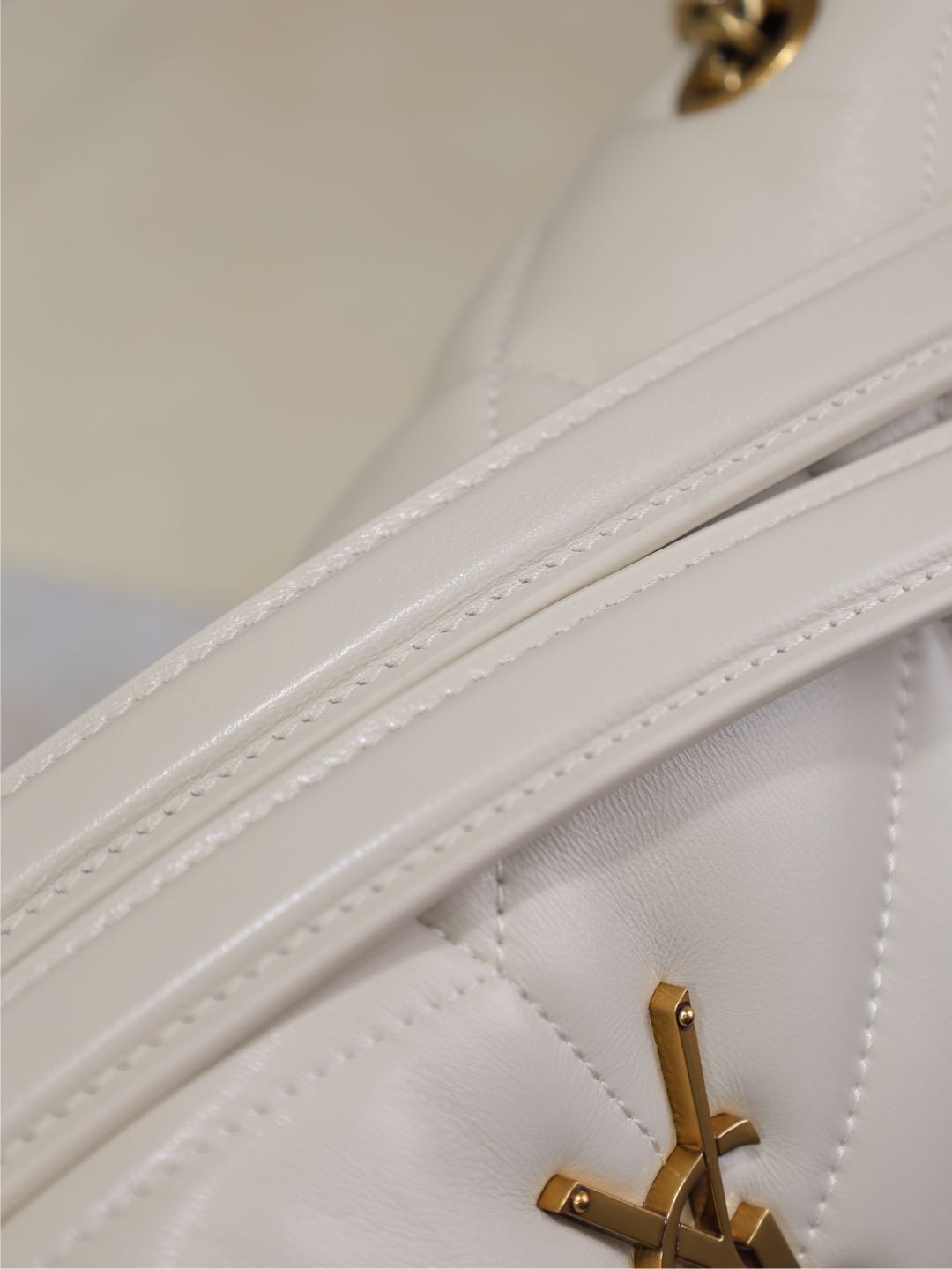 SAINT LAURENT YSL 25S LOULOU PUFFER MM 29 IN BLANC VINTAGE CALFSKIN GOLD HARDWRE