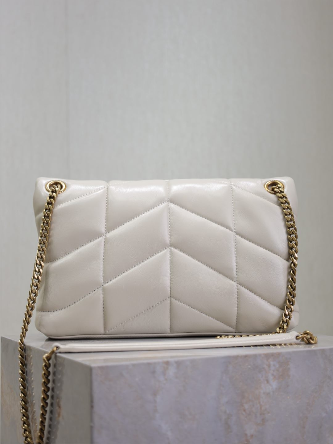 SAINT LAURENT YSL 25S LOULOU PUFFER MM 29 IN BLANC VINTAGE CALFSKIN GOLD HARDWARE