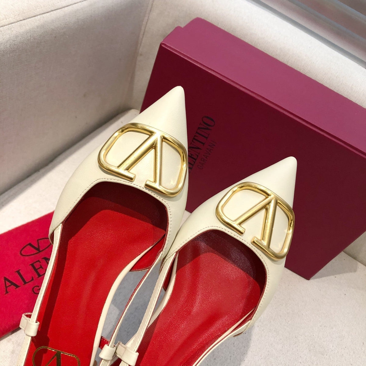 VLOGO SIGNATURE WHITE CALFSKIN FLAT SLINGBACK PUMP WITH GOLD LOGO
