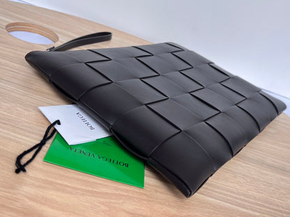 BOTTEGA VENETA LARGE CASSETTE POUCH 35 IN BLACK CALFSKIN