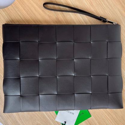 BOTTEGA VENETA LARGE CASSETTE POUCH 35 IN BLACK CALFSKIN