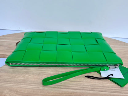 BOTTEGA VENETA LARGE CASSETTE POUCH 35 IN MALACHITE GREEN CALFSKIN