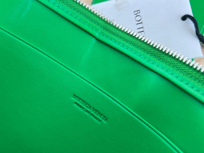 BOTTEGA VENETA LARGE CASSETTE POUCH 35 IN MALACHITE GREEN CALFSKIN