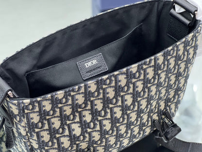 DIOR MEDIUM 31 BAG WITH STRAP IN BEIGE AND BLACK OBLIQUE JACQUARD AND CALFSKIN