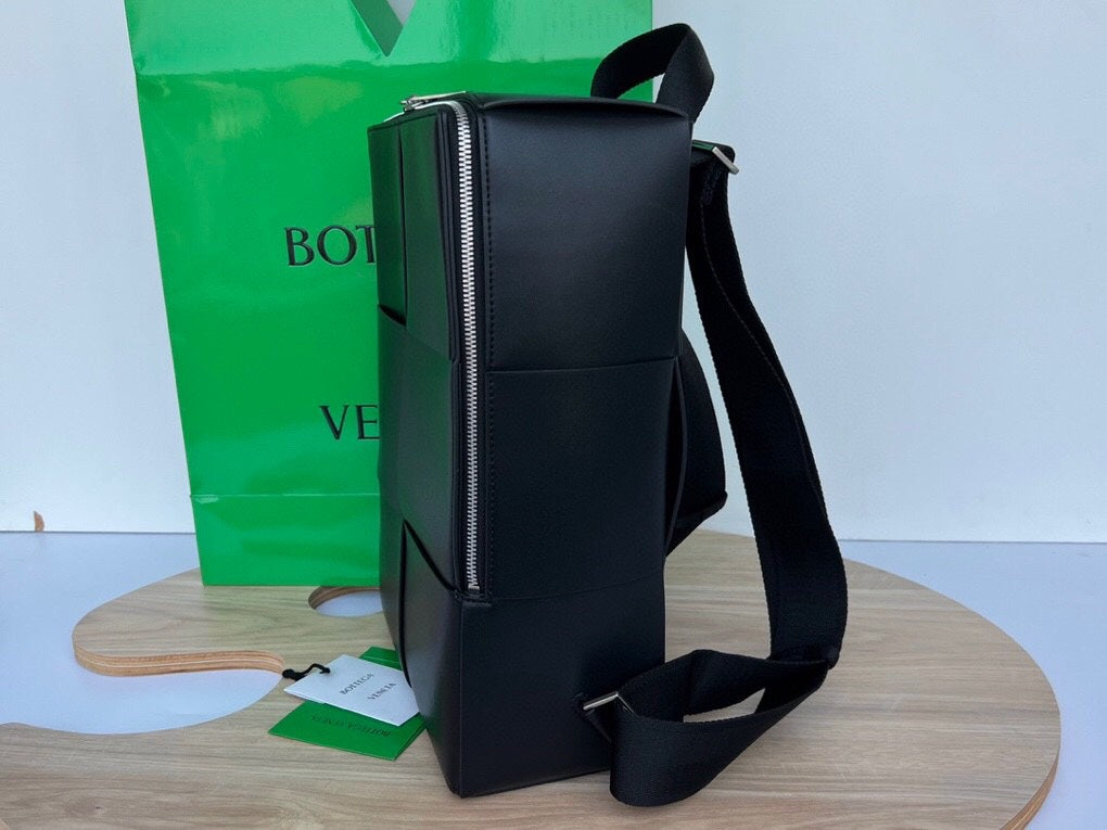 BOTTEGA VENETA WOVEN BACKPACK 34 IN BLACK LAMBSKIN