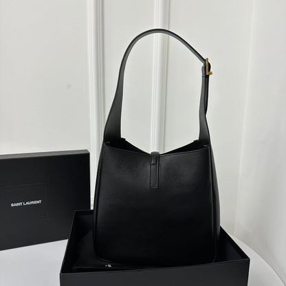 SAINT LAURENT LE 5 À 7 HANDBAG 22 IN BLACK CALFSKIN